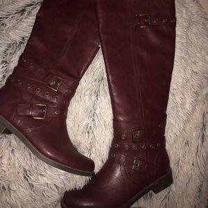 Cute burgundy zip up boots.
